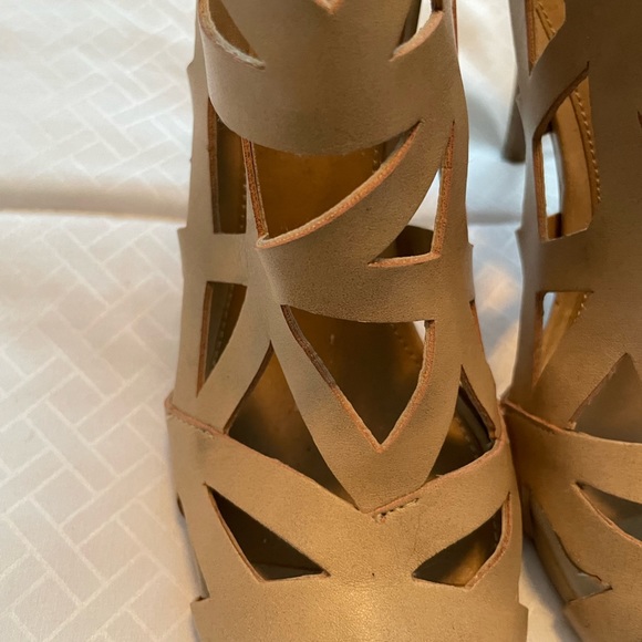 Cute heels with cut out pattern style!! - Picture 5 of 7